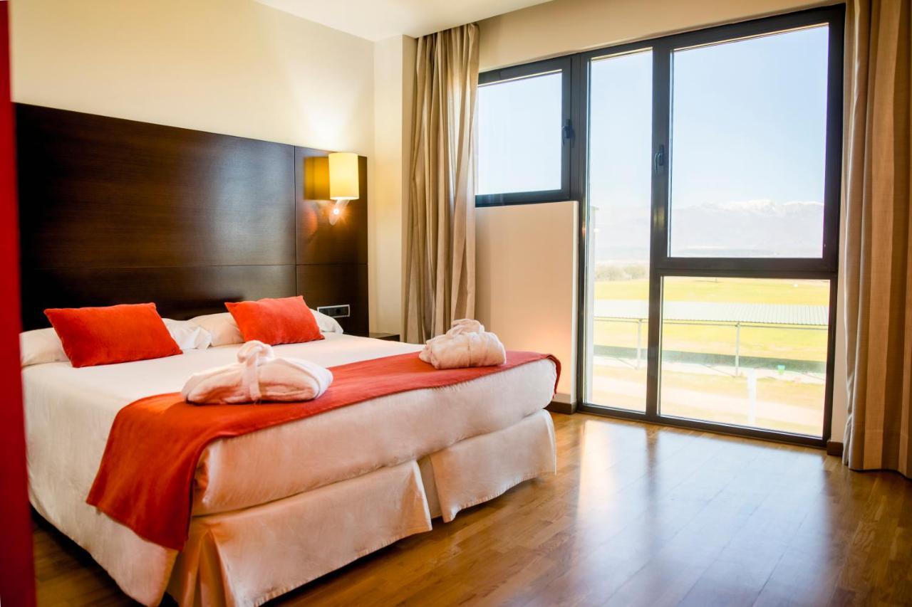 Hospedium Hotel Valles De Gredos Golf Talayuela Extérieur photo